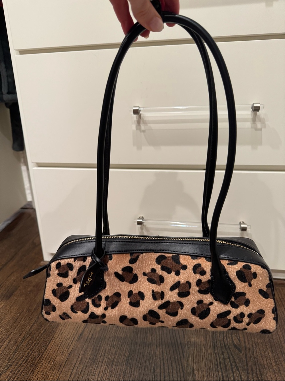 Black Strap Leopard Print Women’s Shoulder Bag - Picture 3 of 9